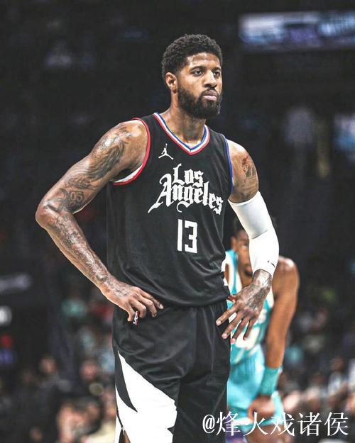 挺身而出！76人官媒晒保罗-乔治海报的终场比分：拿下比赛